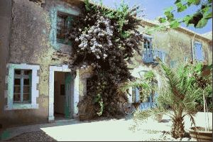 Holiday houses and vacation rentals in Provence and Languedoc, many villas with pools, southern France